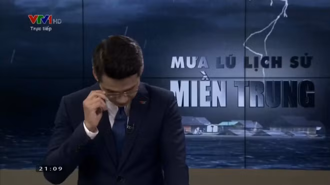 Video: BTV cua VTV nen khoc khi dan song truc tiep ve bao lu mien Trung