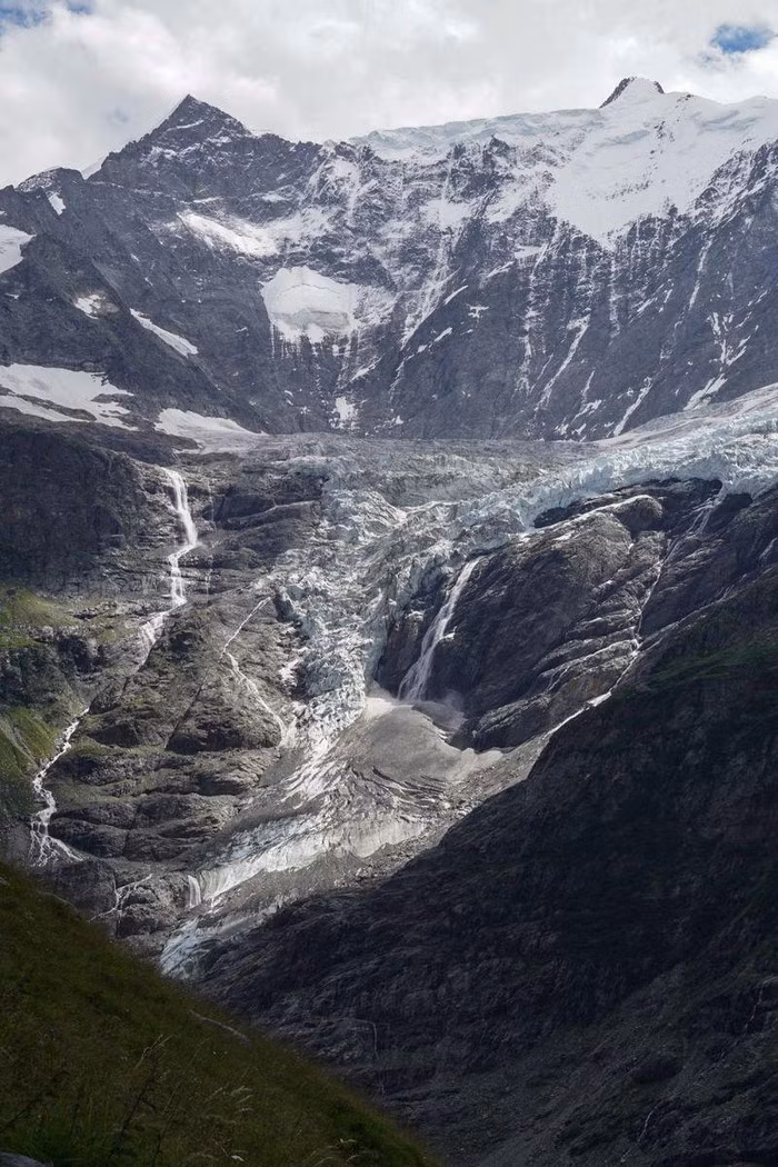Bức ảnh ''Ischmeer Glacier'' của Rory Stringer tại Alpes Thụy Sĩ. Sông băng đã tan chảy quá nhiều, dẫn đến những vấn đề như đá không ổn định, xói mòn.