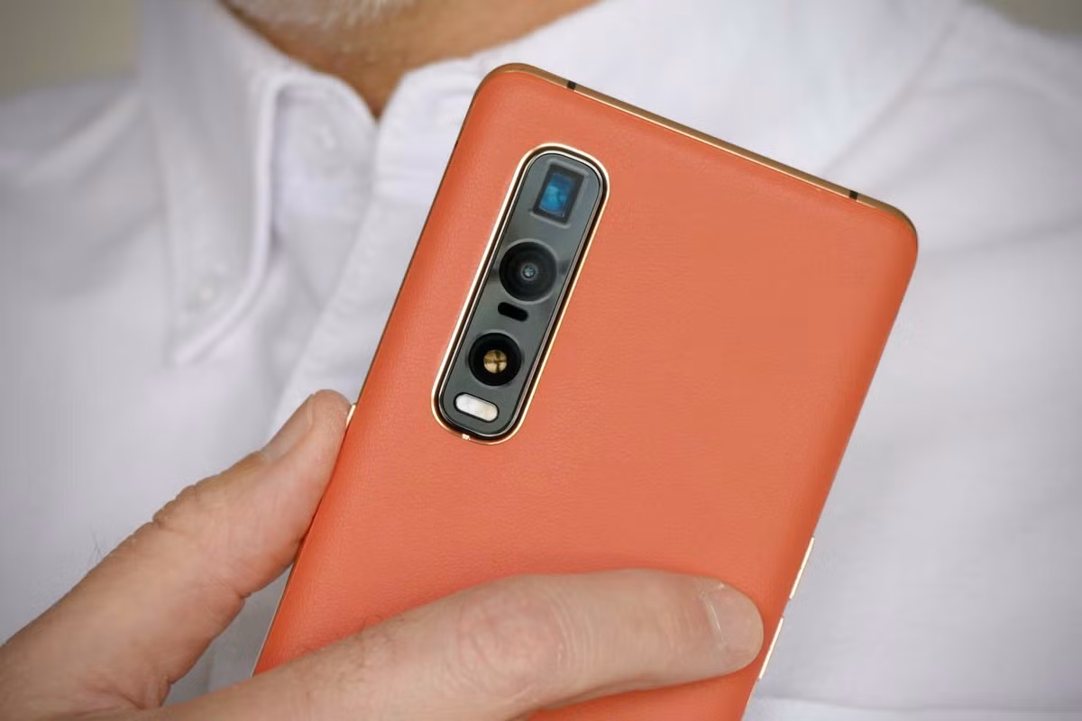 Là chiếc smartphone đầu tiên hỗ trợ lấy nét tự động toàn hướng tất cả các điểm ảnh, với khả năng đạt được lấy nét 100% điểm ảnh và lấy nét toàn hướng, Oppo Find X2 Pro xứng đáng có mặt trong danh sách này.