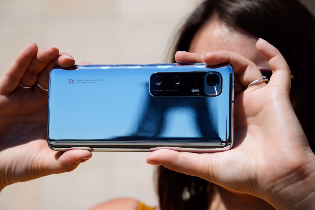 Cái tên đứng đầu trong bảng xếp hạng những smartphone có camera tốt nhất của DxOmark mới đây khiến nhiều tín đồ công nghệ bất ngờ. Mẫu điện thoại mới ra mắt hồi tháng 8 của Xiaomi là Mi 10 Ultra được trang bị hệ thống 4 camera đầy ấn tượng ở mặt sau, trong khi camera selfie ở mặt trước được sử dụng cảm biến 20MP.