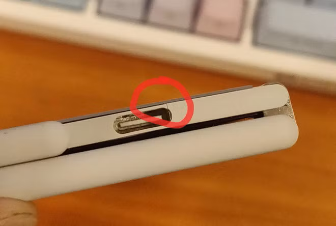 Anh chia sẻ: ''Cảnh báo tới tất cả người dùng Surface Duo! Hãy cẩn thận với vị trí này của cổng USB-C. Phần nhựa ở đó rất mỏng và rất dễ vỡ. Máy của tôi đã bị nứt chỉ vì bỏ thiết bị vào túi thôi''.