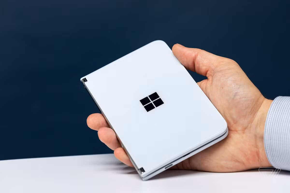 Mặc dù có kích thước khá lớn, Surface Duo chiếm cảm tình của nhiều người dùng khi lại có trọng lượng khá nhẹ, chỉ 250 gam, nhẹ hơn cả Galaxy Z Fold2 hay không nặng hơn một chiếc iPhone 11 Pro Max là mấy.
