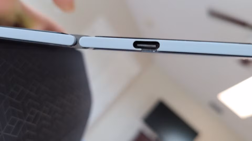 Từ những hình ảnh mổ bụng Surface Duo gần đây, chúng ta cũng đã biết cổng USB-C được hàn vào bo mạch chủ và nếu cổng dễ bị dịch chuyển và làm nứt khung thì có vẻ bản thân cổng sẽ dễ bị hỏng theo thời gian.