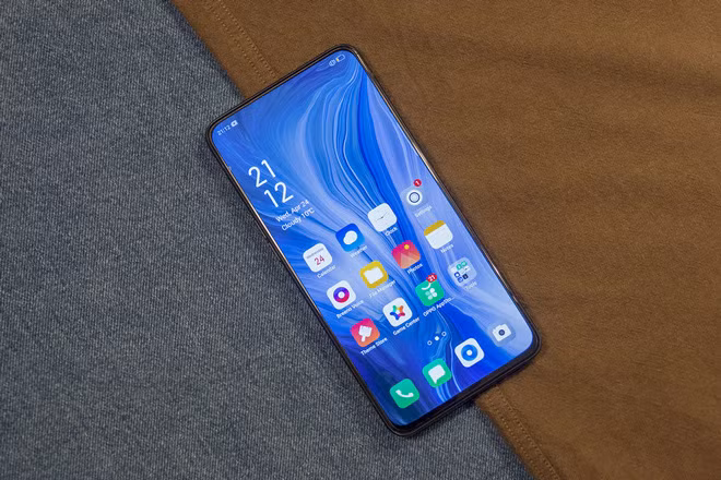 Mặc dù có pin nhỏ hơn 20% so với A9 2020 nhưng Oppo Reno 10x zoom với thời lượng pin 4.065 mAh cũng xứng đáng để sở hữu với tiêu chí điện thoại pin trâu sóng khỏe dùng ở vùng mưa lũ.