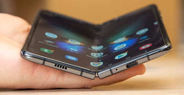 Galaxy Fold Lite có thể có giá bán là 1.000.000 won (khoảng 19,4 triệu đồng), thấp hơn nhiều so với Galaxy Fold (1.980 USD) và Galaxy Z Flip (1.380 USD). Tuy nhiên, Galaxy Fold Lite sẽ bị cắt giảm khá khá thông số kỹ thuật.