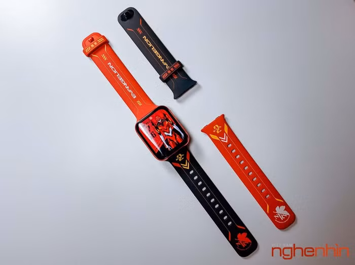 Mặt kính cong vẫn đem lại vẻ cao cấp cho sản phẩm này. Tuy nhiên viền xung quanh đã được sơn lại màu đỏ, mặt dưới bằng gốm cũng in rõ ràng phiên bản Evangelion.