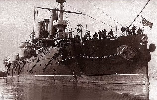 Đức Quốc xã cố gắng đè bẹp quân đội Liên Xô tại Leningrad hòng hạ gục nhuệ khí của đối phương. Hạm đội Baltic và soái hạm Marat đóng vai trò quan trọng trong việc bảo vệ Leningrad.