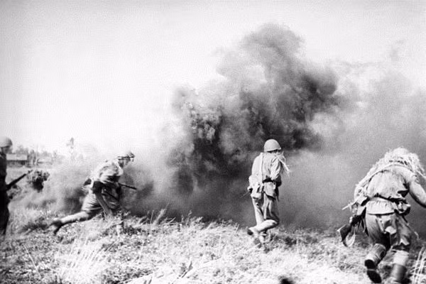 Meliton Kantaria tham gia trận chiến đầu tiên vào ngày 22/6/1941 (ngày Đức Quốc xã nổ súng xâm lược Liên Xô) tại biên giới phía Tây, nơi anh phục vụ với tư cách là một xạ thủ súng máy. Vào tháng 7/1941, anh bị thương nặng trong trận chiến gần nhà ga xe lửa ở Smolensk. Sau đó, anh chiến đấu gần Rostov-on-Don, ở Bắc Kavkaz.