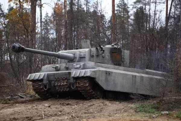 Khi tưởng như đang cầm chắc đường thoát trong tay thì một chiếc xe tăng Tiger II bất ngờ lao ra từ bụi cây và chặn đường họ. Trưởng xe của chiếc Tiger đó nhanh chóng mở nắp tháp pháo, chĩa khẩu súng máy MP-40 về chiếc xe Jeep và liên tục hét to để ép 3 người trên xe đầu hàng.