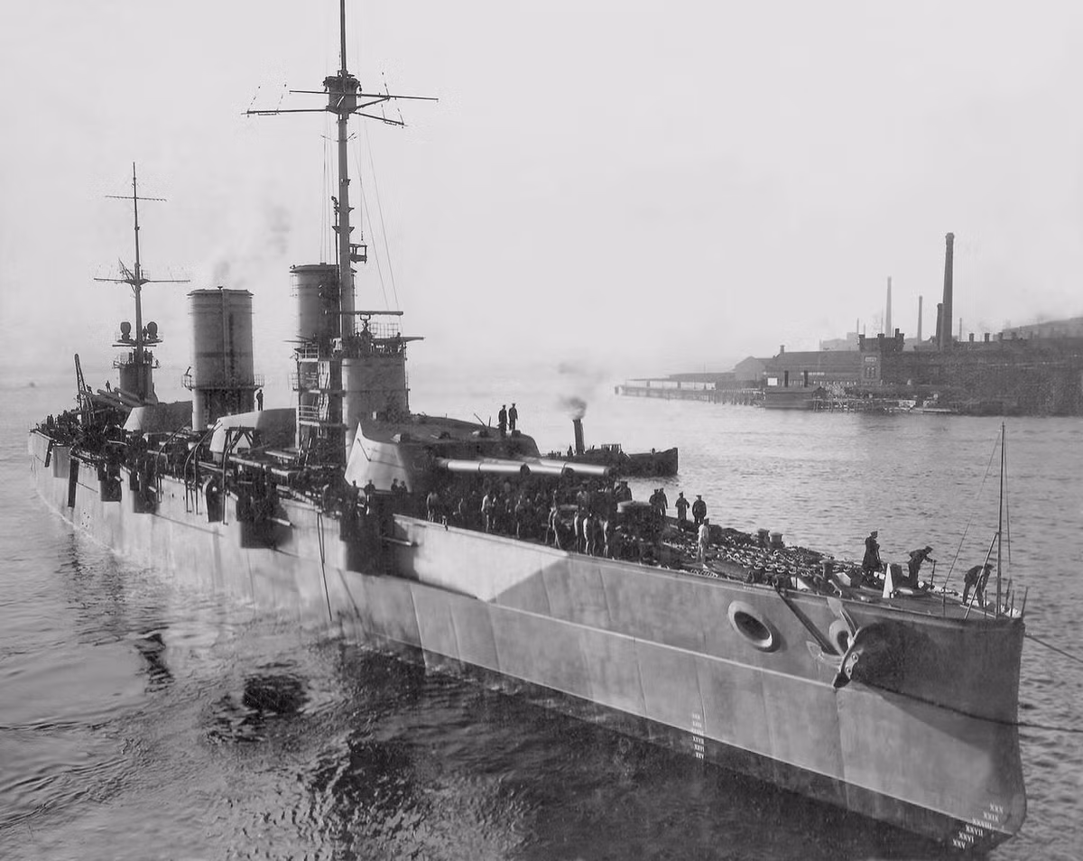 Tháng 6/1944, các khẩu pháo của thiết giáp hạm đã thực hiện những phát súng cuối cùng nhằm vào kẻ thù trong chiến dịch tiến công Vyborg. Trong những năm Chiến tranh Vệ quốc vĩ đại, thiết giáp hạm Marat-Petropavlovsk đã thực hiện tổng cộng 1.971 phát bắn từ những khẩu pháo nòng cỡ lớn.