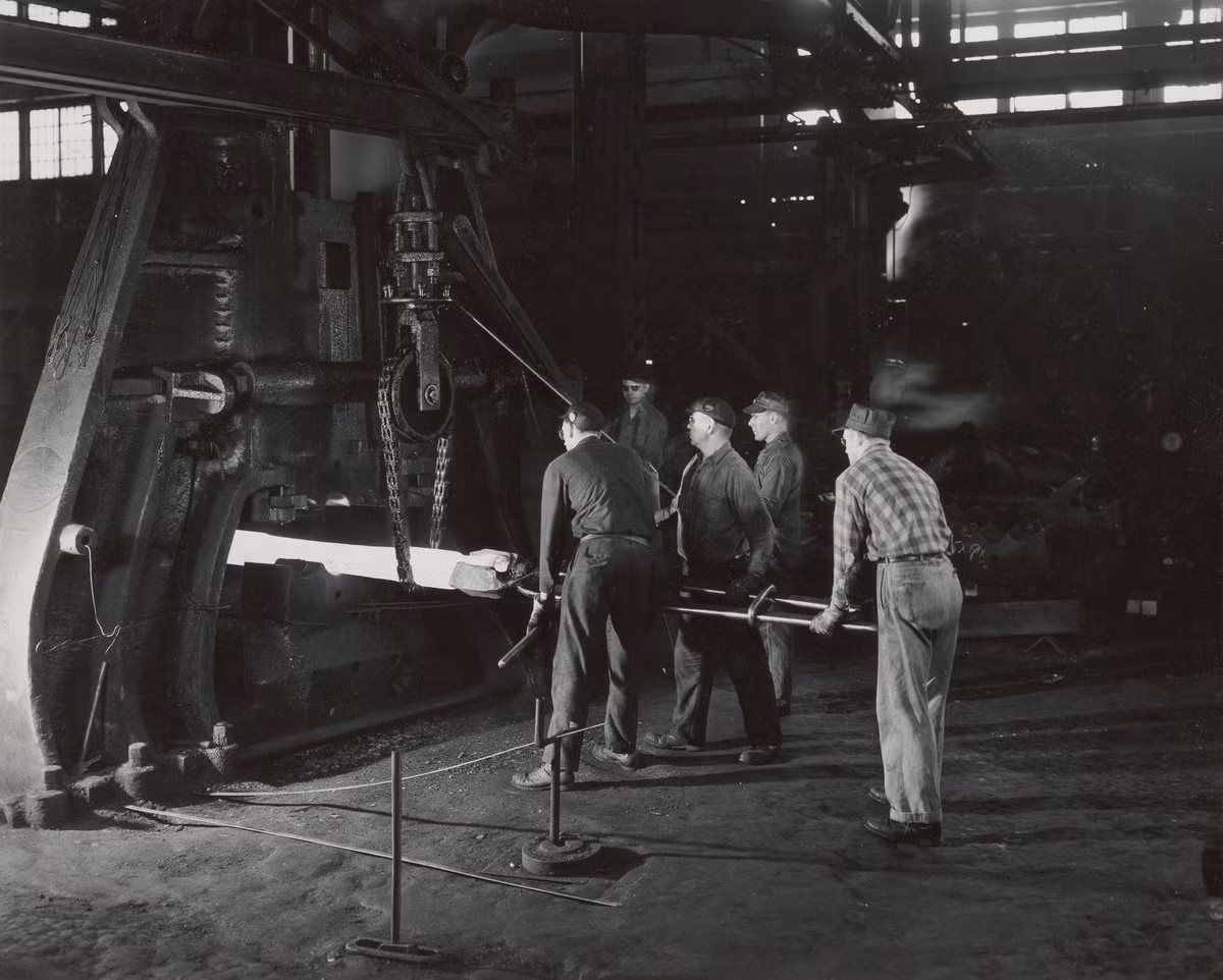 Ngay sau đó làm nguội tấm thép này bằng cách thả ngay vào nước hoặc dầu. Từ đó tạo hình cấu trúc bề mặt phức tạp giúp gia tăng độ cứng và khả năng chống chịu của bề mặt.