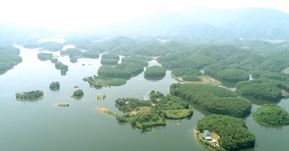 Ngo ngang ve dep dam Van Hoi: “Vinh Ha Long thu nho” mien trung du