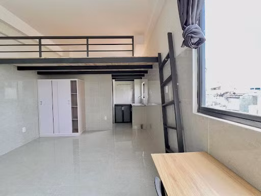Huy rủ Tuyền đi mua dao rồi đến phòng trọ của mình để thực hiện âm mưu. Tuy nhiên, sau đó Tuyền đã không xuất hiện. Chiều 30/4, anh T đến phòng trọ để tìm cô nữ sinh mình thích. Tới nơi, anh T được Huy cho biết nữ sinh đó đã về quê. Huy mời anh T vào phòng trọ mình chơi. Chẳng nghi ngờ gì, anh T đồng ý. Lúc này, trong phòng trọ ngoài Huy còn có người bạn là Nguyễn Văn Hoàn (trú tại Kim Thành, Hải Dương). (Ảnh minh họa, nguồn Internet) 