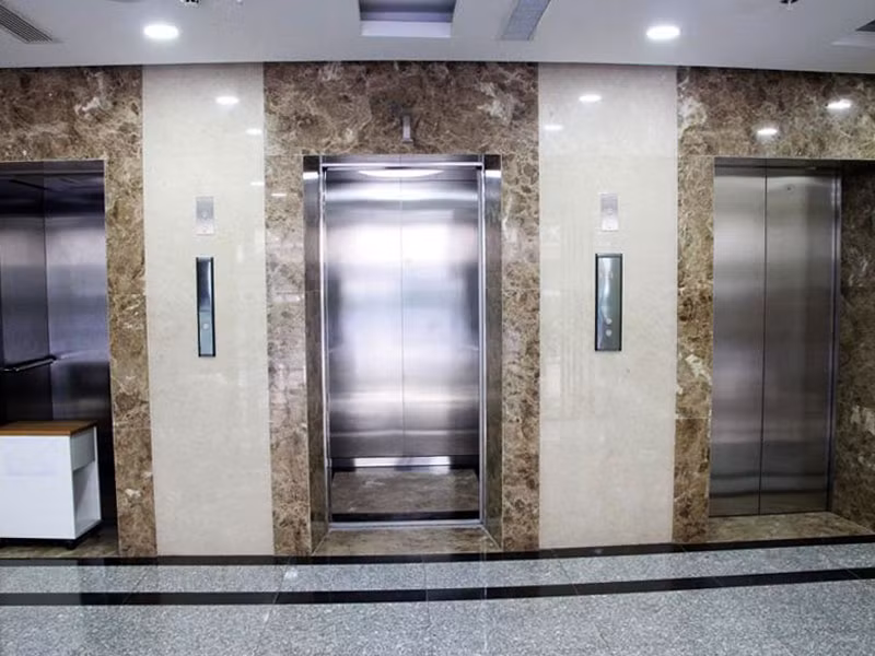 Lúc này, người đàn ông lạ mặt đi cùng chị Q trong thang máy xuống hầm gửi xe vào sáng 12/4 trở thành nghi can số 1. Tuy nhiên, bạn bè, người thân của chị Q không hề biết đó là ai. Các dữ liệu camera cũng không ghi được đặc điểm nhận dạng khuôn mặt vì người này đeo khẩu trang kín mít. Xác minh tại lễ tân tòa nhà, nhân viên ở đây cho biết, sáng 12/4 một người đàn ông đến trình bày có nhà ở đây nhưng khi xuống quên mang thẻ và nhờ lễ tân "quẹt" thẻ để lên nhà. So sánh hình ảnh thì người đàn ông xin đi "nhờ" thang máy ở quầy lễ tân với kẻ đi cùng thang máy với chị Q là một. (Ảnh minh họa, nguồn Internet) 