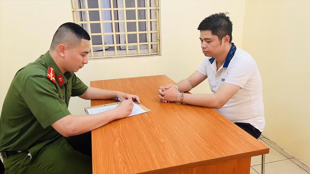 Sáng 12/4/2023, Hùng tìm đến tòa nhà chị Q tại quận Long Biên, gã đeo khẩu trang kín mít nhằm tránh bị phát hiện. Hùng đợi chị Q ở cửa thang máy rồi khi phát hiện nạn nhân tới, gã cố tình bấm thang máy trước để chờ chị Q đi vào. Trong thang máy, Hùng luôn lảng tránh, quay mặt đi nơi khác. Tới tầng hầm, chị Q đi ra trước, Hùng lặng lẽ bám theo. Khi gần tới nơi chị Q để xe, thấy hầm vắng vẻ, ánh sáng yếu, Hùng bất ngờ lao tới dùng tay siết cổ chị Q từ phía sau.