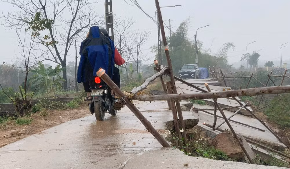 Đường giao thông bị sụt lún nghiêm trọng tại đoạn kênh bờ sông Chì thuộc Dự án cảo tạo, nâng cấp kênh Tào Khê nguy cơ mất an toàn giao thông, ảnh hưởng đến việc đi lại của người dân địa phương.