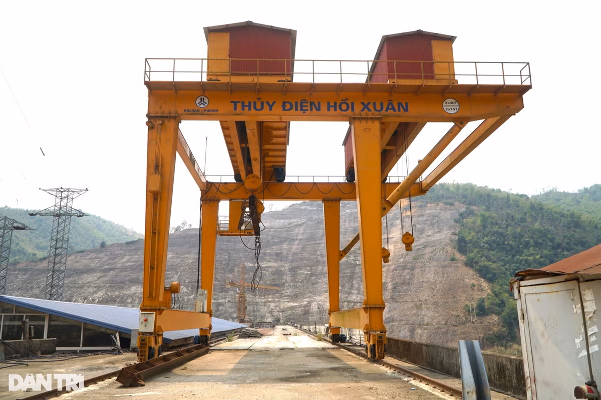 Đại công trường dang dở, máy móc ngổn ngang, không một bóng công nhân làm việc. (Ảnh: Dân Trí).