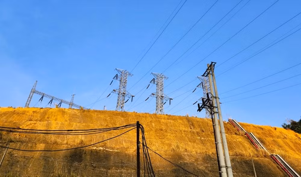 Lưới điện đã được kéo tới tận nhà máy, nhưng suốt 15 năm qua vẫn chưa có điện. (Ảnh: Người lao động).