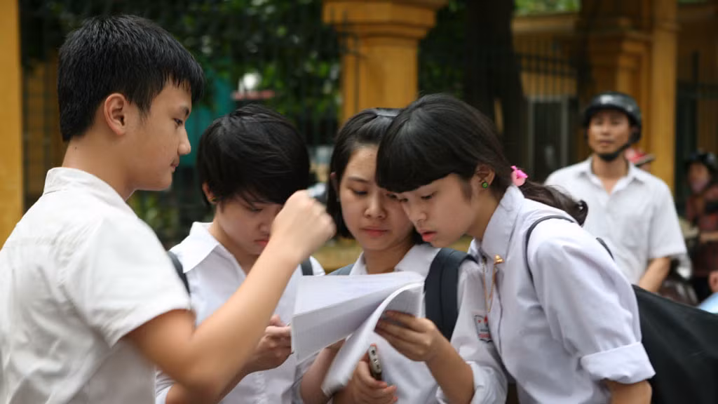 3. Gần 16.000 thí sinh không được học cấp 3 công lập TPHCM: Sở GD- ĐT TP HCM đã báo cáo UBND TP.HCM về công tác chuẩn bị các kỳ thi tuyển sinh lớp 10 và thi tốt nghiệp THPT năm 2020. Tổng chỉ tiêu tuyển sinh lớp 10 của các trường THPT công lập do Sở GD-ĐT công bố khoảng 66.500 học sinh. Như vậy, với số lượng thí sinh dự thi là 82.303 thì sẽ có gần 16.000 thí sinh không trúng tuyển.