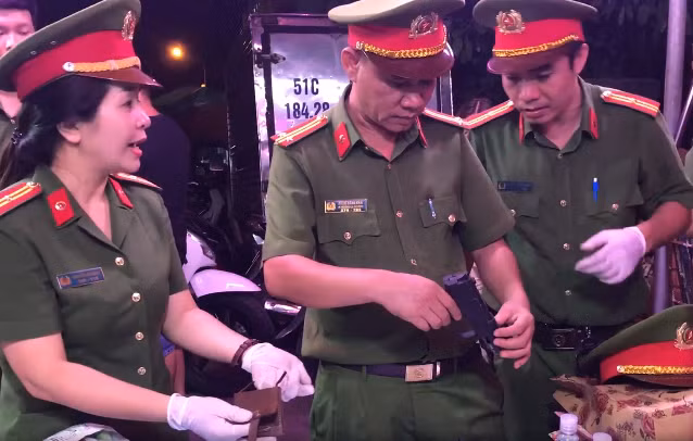 Nhan nhản lựu đạn, dao kiếm khi người dân Thủ Đức tự giao nộp Nhan nhan luu dan, dao kiem khi nguoi dan Thu Duc tu giao nop