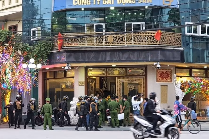 1. Thu giữ 1,2 tỷ và nhiều hung khí tại nhà Đường Nhuệ: Theo kết quả điều tra, Công an tỉnh Thái Bình thu giữ nhiều tiền mặt và vật chứng, vũ khí, “hàng nóng” tại nhà riêng của Nguyễn Xuân Đường. Cụ thể, thu hơn 1,2 tỷ đồng của hai vợ chồng (1,2 tỷ của Dương khi khám xét còn 80 triệu Đường mang theo khi trốn truy nã), 1 chiếc xà beng, 1 đinh ba, 4 gậy sắt, 3 thanh kiếm, 2 côn nhị khúc…