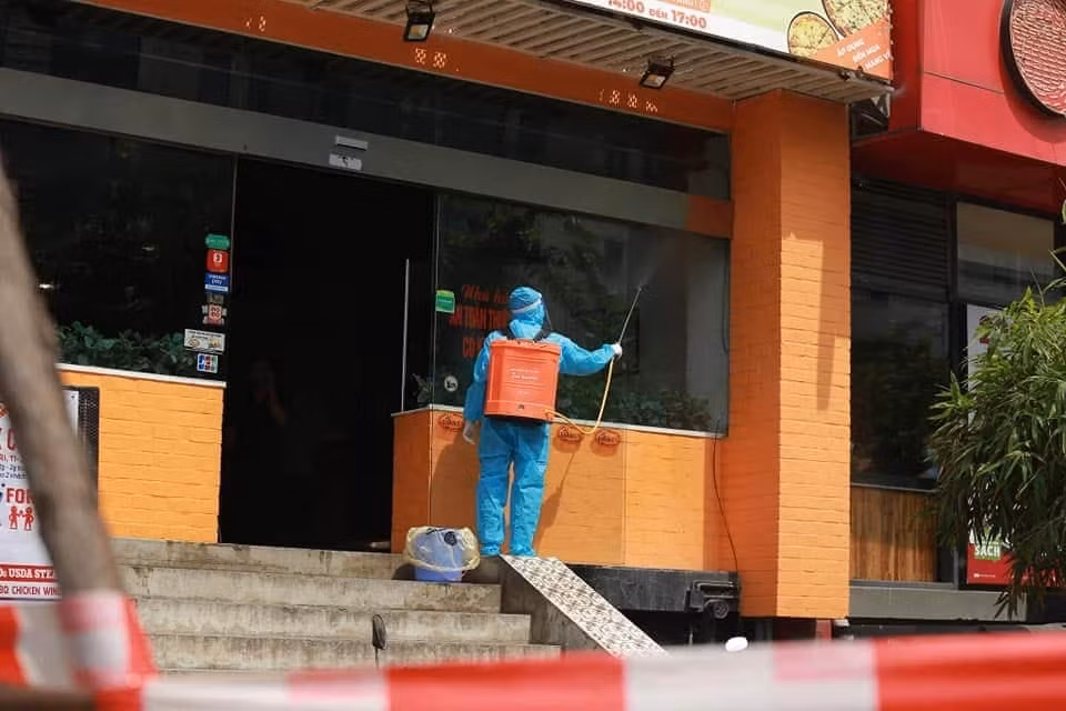Sau khi phát hiện Đà Nẵng có các ca nhiễm, ngày 28/7, nam nhân viên đã đến khám tại Bệnh viện Bệnh Nhiệt đới Trung ương và được hướng dẫn nhập viện cách ly.