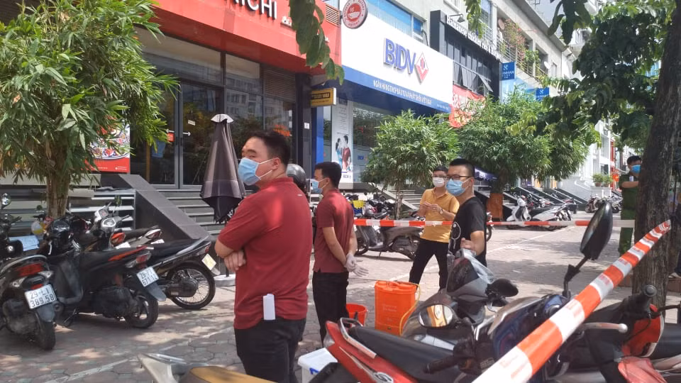 Thông tin ban đầu cho biết, một nam nhân viên của quán đi du lịch Đà Nẵngcùng gia đình (khoảng 29 người) từ ngày 12 đến 15/7 vừa qua. Sau khi về, ngày 23/7, nhân viên này có các biểu hiện như sốt nhẹ, ho có đờm đặc.