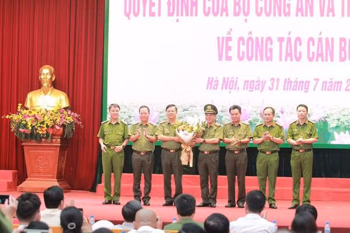 Sau hơn 1 tháng nhận nhiệm vụ tại UBKT Đảng ủy Công an Trung ương, Thiếu tướng Nguyễn Hải Trung tiếp tục được Bộ Công an điều động, bổ nhiệm giữ chức vụ Giám đốc Công an TP Hà Nội thay trung tướng Đoàn Duy Khương nghỉ hưu theo chế độ.