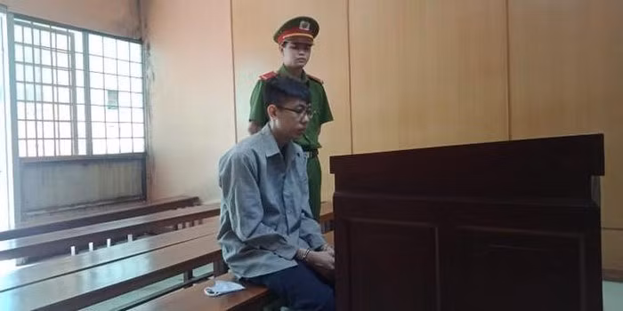 6. Giết cô ruột vì nhớ lại bị la mắng: TAND TPHCM xử sở thẩm đã tuyên phạt bị cáo Trung Kim Phong (SN 1996, ngụ quận 8, TP HCM) mức án chung thân về tội "Giết người". Tại tòa, Phong khai nhận, sống cùng cô ruột từ nhỏ nhưng hay bị cô la lắng. Chiều 27/4/2019, nhớ lại chuyện trước đây cô la mắng mình nên Phong cầm búa tiến hành hung cô đến tử vong. Sau khi gây án, kẻ thủ ác điện thoại cho Công an TP HCM trình báo sự việc.