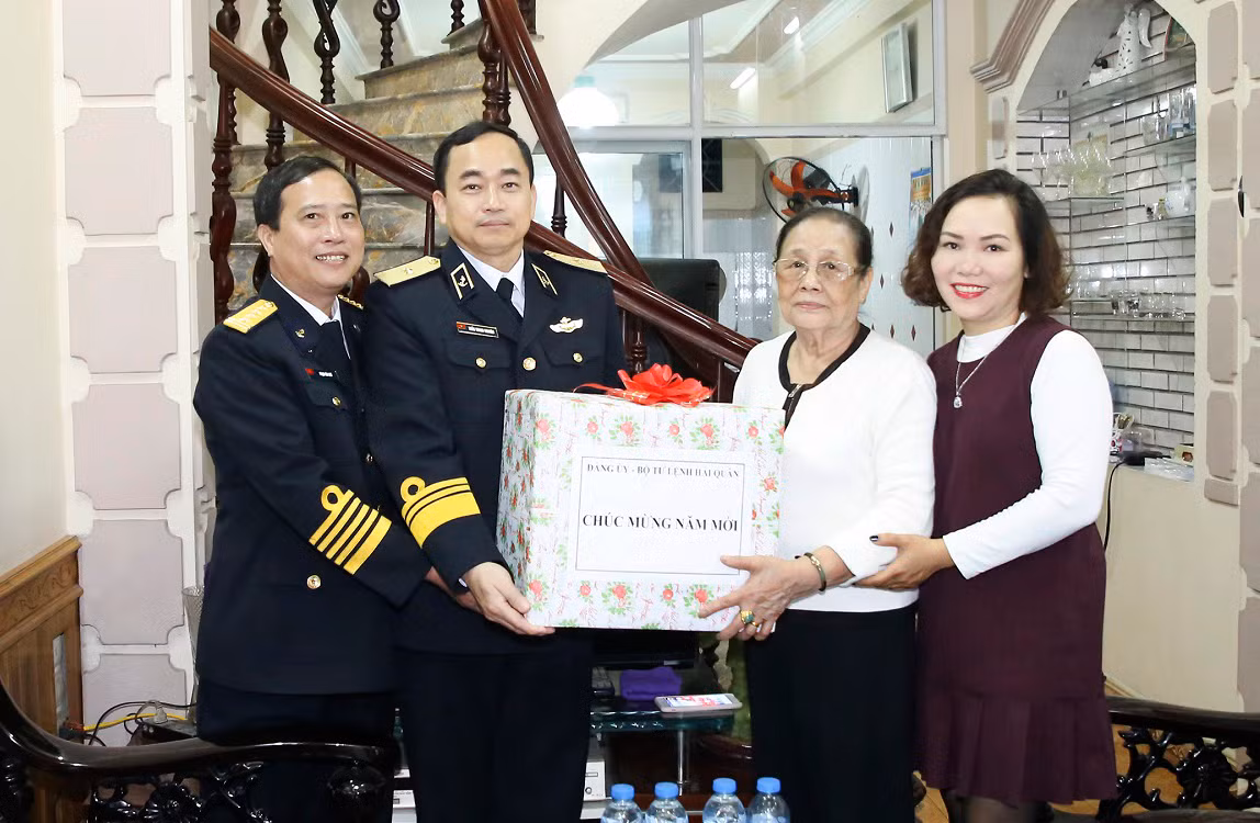 Chuẩn đô đốc Trần Thanh Nghiêm cũng là người quan tâm đến các gia đình Anh hùng lực lượng vũ trang nhân dân. Ông thường có các chuyên thăm hỏi, tặng quà các gia đình chính sách, thân nhân của cán bộ, chiến sĩ đang công tác tại huyện đảo Trường Sa… 