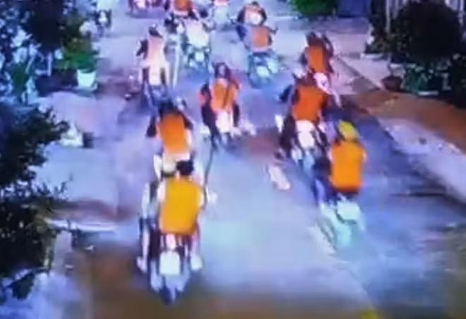Nghi phạm băng áo cam đầu thú: Hé lộ khởi nguồn mâu thuẫn - Hình 2 Nghi pham bang ao cam dau thu: He lo khoi nguon mau thuan-Hinh-2
