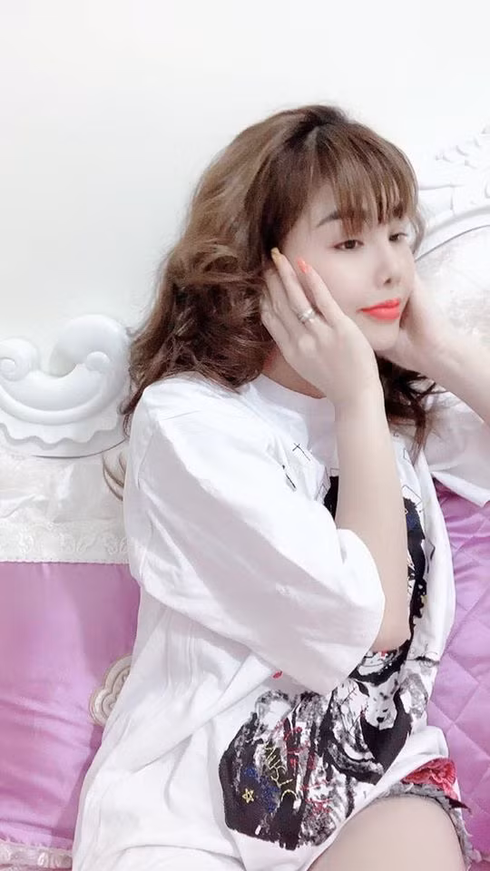 "Lúc ấy ngoài tôi còn có 2 ô tô khác dừng lại ở hiện trường. Trong lúc những người khác ngại ngần vì tài xế grab đang chảy nhiều máu, chẳng biết sống chết thế nào thì tôi nhờ mọi người đưa anh ấy lên ô tô của mình để đến bệnh viện. Nghĩ cho cùng xe cũng chỉ là phương tiện đi lại, mạng người mới quan trọng nhất" - chị Nhung kể lại.