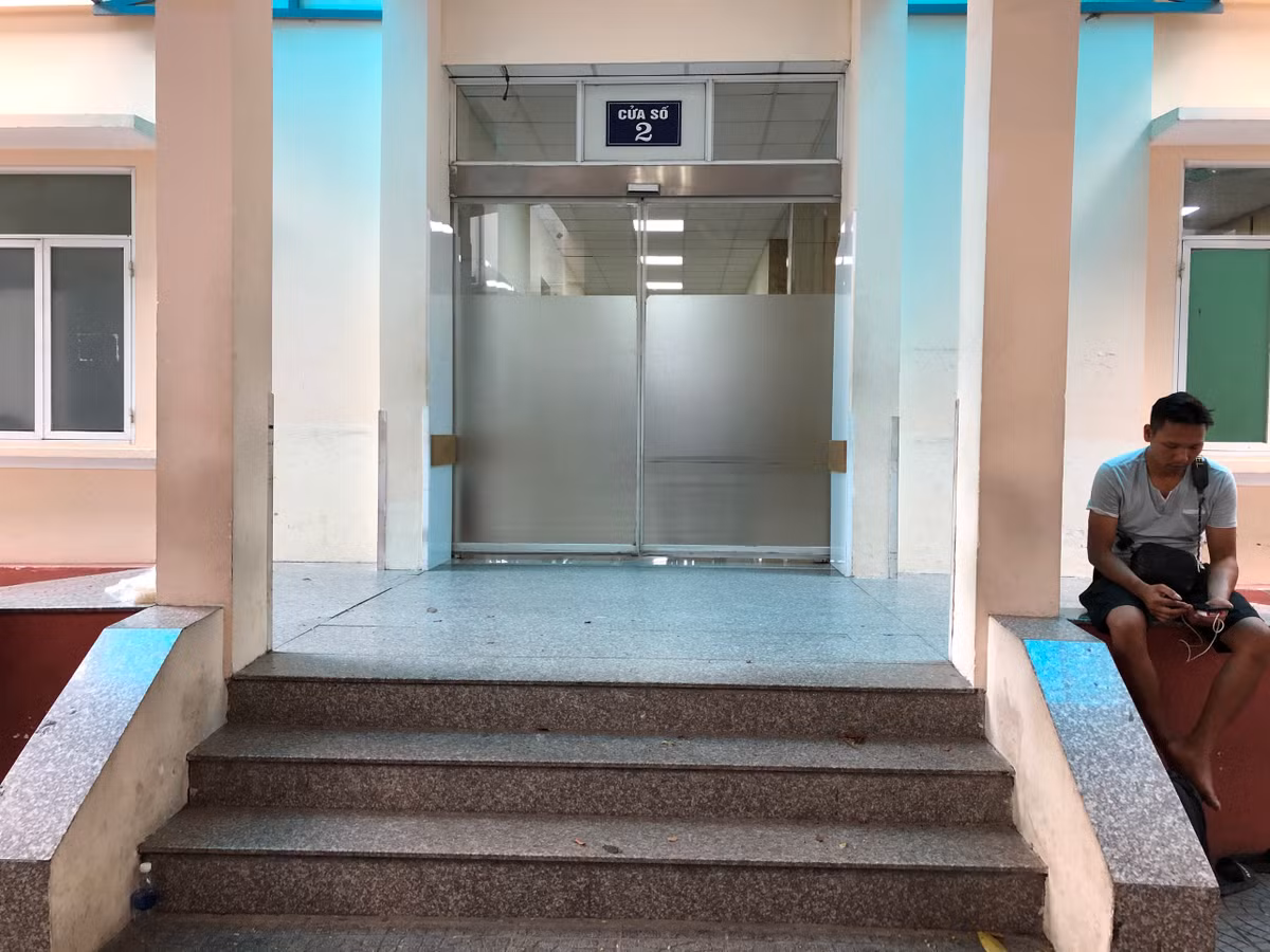Trước đó, dù rất đau đớn, mất máu nhiều, ôm bụng nằm vật vã bên đường, nhưng anh Q. vẫn gắng sức lấy điện thoại gọi cầu cứu. Sau đó, anh Q. được người dân đưa đi cấp cứu tại Bệnh viện Đa khoa Đức Giang, sau đó chuyển đến Bệnh viện Việt Đức lúc 3h sáng 19/7.