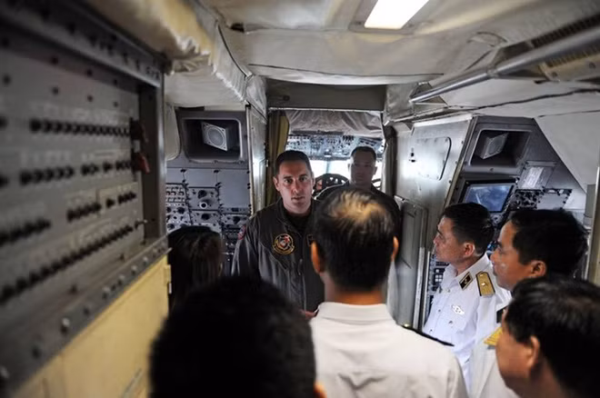 "Ban đầu chúng tôi gặp phải một số rào cản về ngôn ngữ nhưng đã mau chóng vượt qua. Sau chuyến bay, đoàn khách Việt Nam đã hiểu biết hơn cách thức máy bay hoạt động và cách chúng tôi tác nghiệp với tư cách phi công hải quân”, thành viên phi hành của máy bay P-3C, ông Tyler Willsey nói.