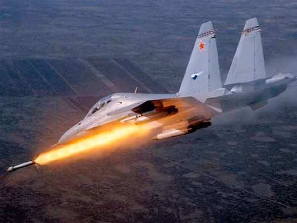Nhờ những cải tiến radar, Su-27PU có thể triển khai các loại vũ khí tấn công mặt đất, vũ khí đối hải có điều khiển. Trong khi đó, Su-27SK/UBK chỉ có thể mang vũ khí không đối đất không điều khiển.