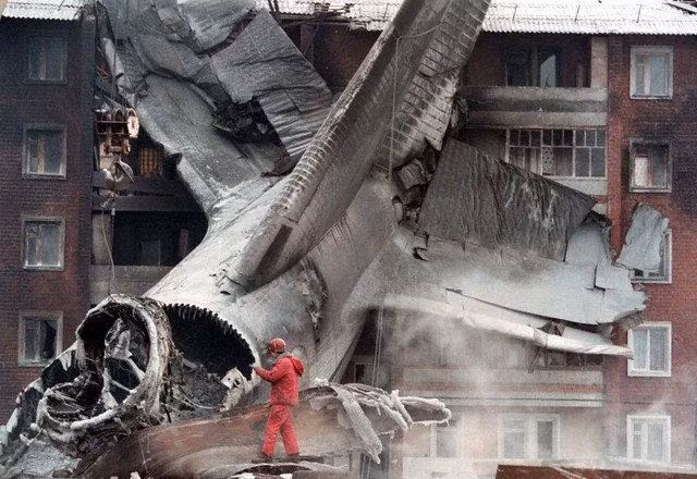 Thế nhưng, ngày 6/12/1997, trên đường vận chuyển hai chiếc Su-27UBK số hiệu 8524 và 8525 tới Việt Nam, chiếc vận tải cơ An-124-100 Ruslan của Nga gặp nạn khiến cả máy bay khổng lồ nát vụn, kéo theo cả hai tiêm kích hiện đại của KQND Việt Nam và 70 người.