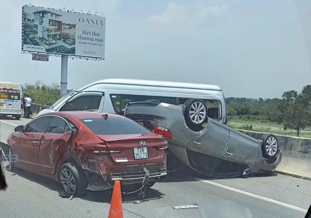 Tai nạn liên hoàn trên cao tốc TPHCM - Long Thành - Dầu Giây Tai nan lien hoan tren cao toc TPHCM - Long Thanh - Dau Giay
