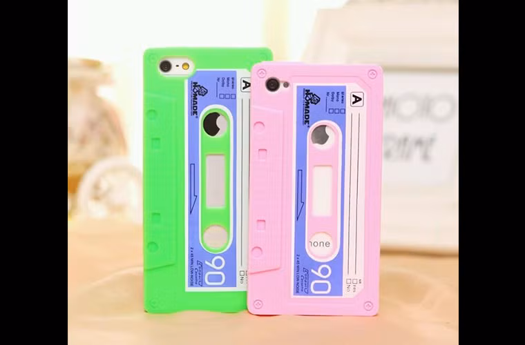 Chiếc ốp lưng biến iPhone thành một cuốn băng cát xét thập niên 80.