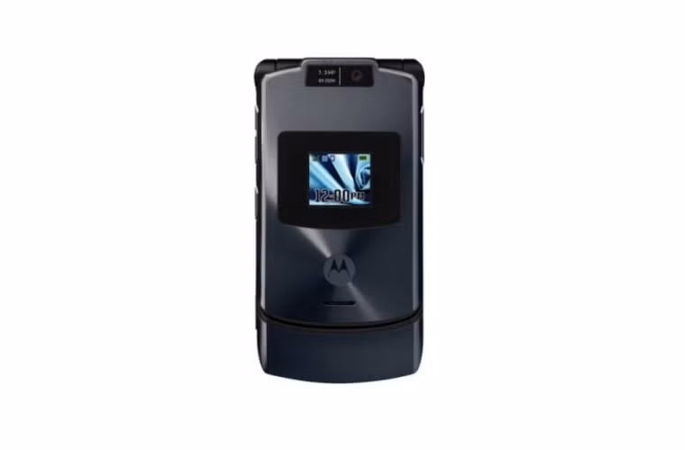  2006: Motorola RAZR V3x - Nếu iPhone được nhớ mãi là chiếc điện thoại khiến các nhà sản xuất phải chú tâm về giao diện phần mềm và trải nghiệm người dùng, thì Razr đã khiến nhiều nhà sản xuất phải lấy làm tham chiếu về kiểu dáng phải có ở một chiếc điện thoại. RAZR đã sở hữu, vào thời điểm đó và vẫn còn cho đến ngày nay, một thiết kế đột phá đã vượt qua mọi cuộc so tài ghê gớm nhất.