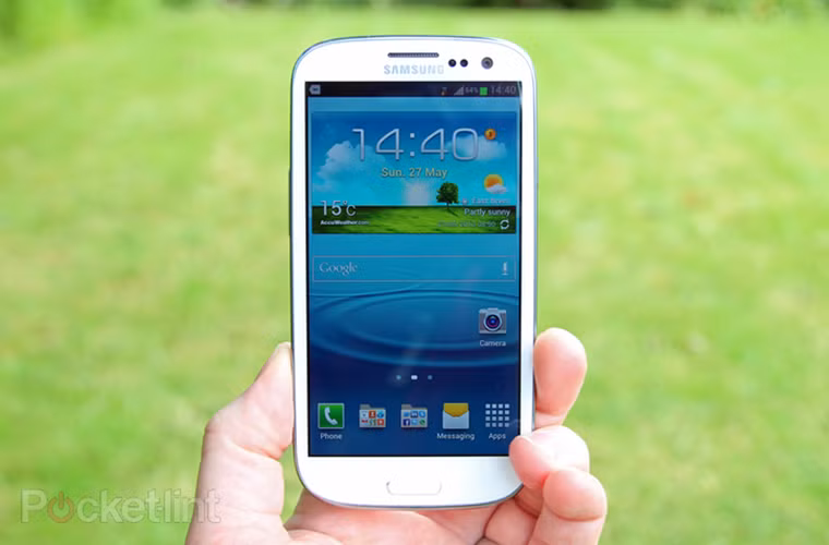  2013: Samsung Galaxy SIII - Là mẫu smartphone kế nhiệm "bom tấn" Galaxy S2, S3 tiếp tục sở hữu tất cả những tính năng mới có tính cách tân rất thành công mà Samsung đã ứng dụng cho đàn anh S2 trước đó.