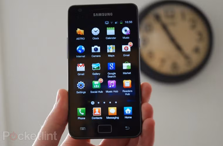  2012: Samsung Galaxy SII - Tuy bị cáo buộc là bắt chước iPhone vào thời điểm đó, nhưng với thiết kế mỏng hơn rất nhiều, Galaxy S2 thực tế là sản phẩm đã làm nên thương hiệu "nhà sản xuất điện thoại di động" cho một Samsung ngày nay. Đây cũng là chiếc điện thoại đáng sở hữu trong năm 2012.