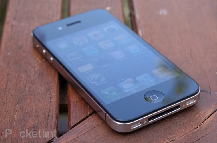  2011: Apple iPhone 4 - Nổi tiếng trước cả khi được chính thức ra mắt do sự cố bị để quên tại một quán bar, iPhone 4 là một sự thay đổi thiết kế lớn từ các thế hệ 3G và 3GS trước đó. Ngay cả sau khi bị các vấn đề về lỗi mất sóng - được gọi là "Antennagate" ("vụ việc anten"), iPhone 4 vẫn được tiêu thụ với doanh số khủng sau khi người dùng đã biết cầm chiếc điện thoại sao cho đúng cách.