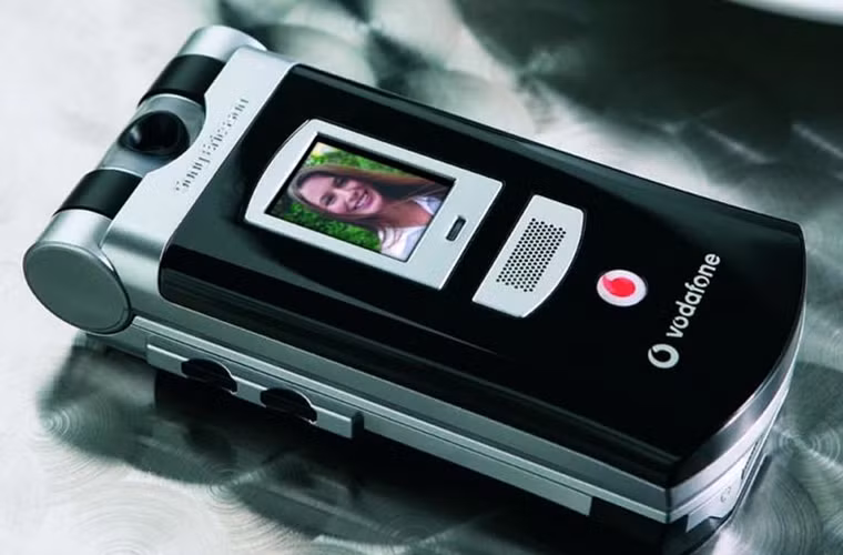  2005: Sony Ericsson V800 - Là một trong những mẫu điện thoại chủ chốt góp phần hỗ trợ khởi động dịch vụ 3G tại Anh quốc, chiếc điện thoại có dạng vỏ sò với camera xoay ở giữa thân máy này cho phép bạn vừa đàm thoại video vừa xoay camera để quay những gì bạn đang nhìn thấy, một tính năng đầy sáng tạo lúc đó.