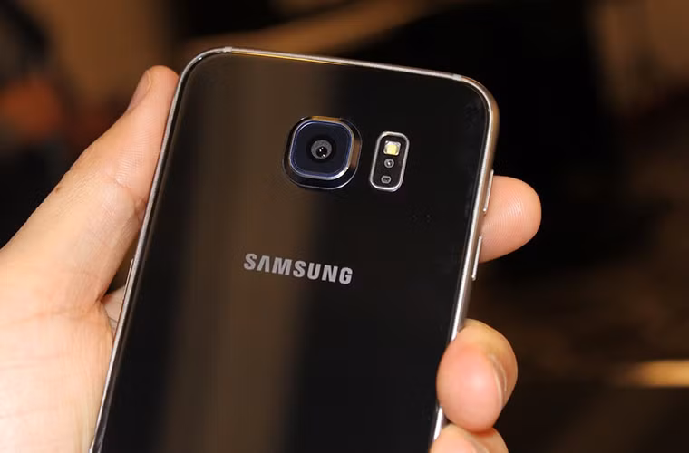  Camera đã được cải tiến hơn rất nhiều. Samsung cho biết camera trên S6/S6 Edge có khẩu độ rộng hơn và có thể chụp ảnh rõ nét hơn trong điều kiện thiếu sáng. Nó cũng lấy nét được các đối tượng đang di chuyển.
