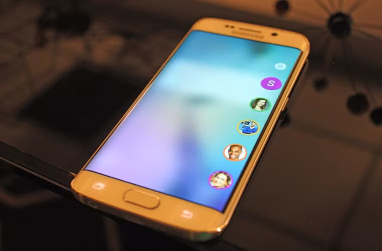  S6 Edge sở hữu một tính năng phần mềm chủ chốt mà S6 không có, đó chính là bảng "People" này. Nó hiển thị các danh bạ ưa thích của bạn...