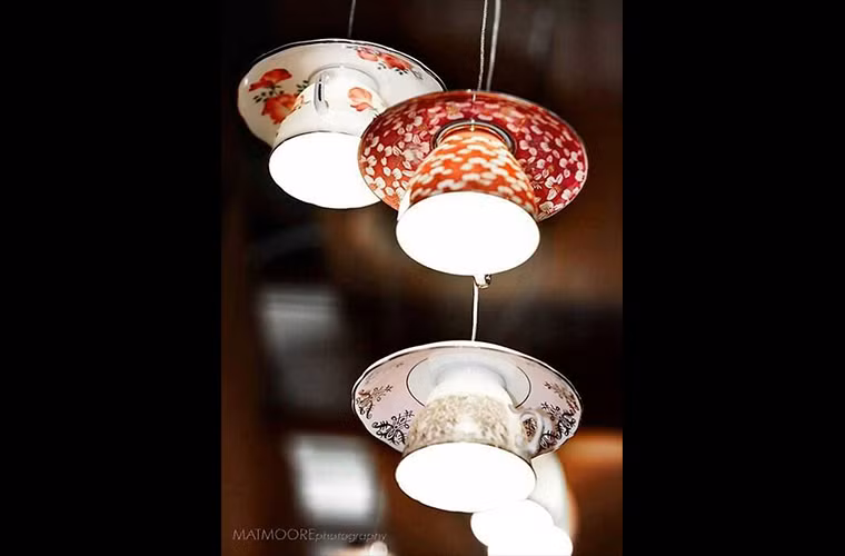 Chùm đèn treo xinh đẹp bằng ly tách uống trà.