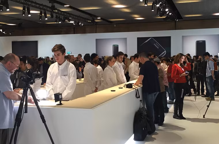 Các nhân viên phục vụ của Samsung được mặc đồ toàn màu trắng.