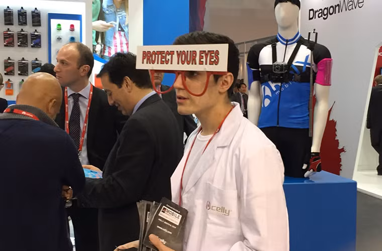Tạo được sự nổi bật hay gây sự chú ý tại MWC là điều quan trọng đối với các công ty. Anh chàng này đang đi thơ thẩn với các bảng đeo trên đầu với dòng chữ: "Bảo vệ mắt của bạn".