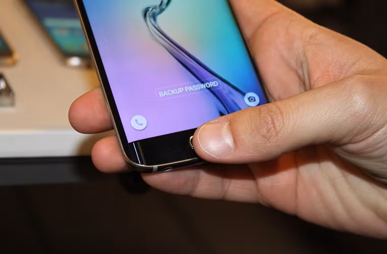  1. Bạn có thể dùng Galaxy S6 và S6 Edge để thanh toán tiền tại bất kỳ cửa hàng nào có máy đọc thẻ tín dụng thông qua ví điện tử Samsung Pay.