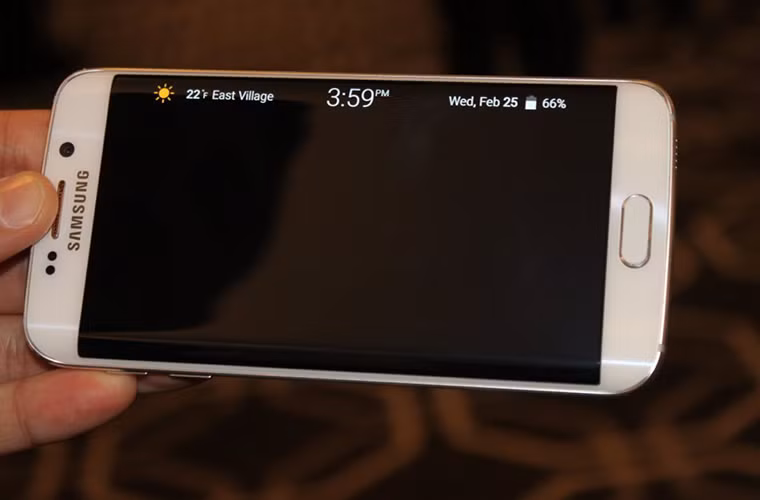  10. Với Galaxy S6 Edge, bạn có thể vẫn xem được thời gian ngay cả khi màn hình đã tắt đi.